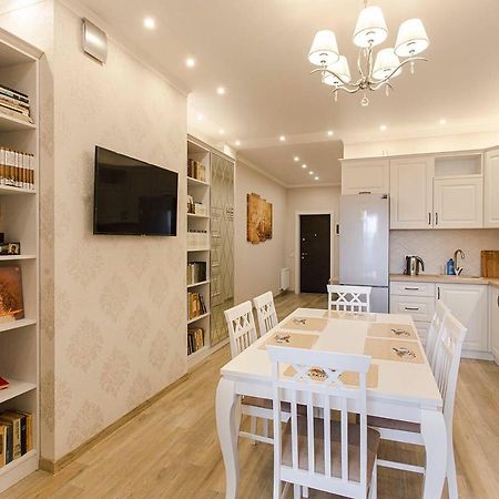 2-Roomed Apartment With Living Room 敖德萨 外观 照片