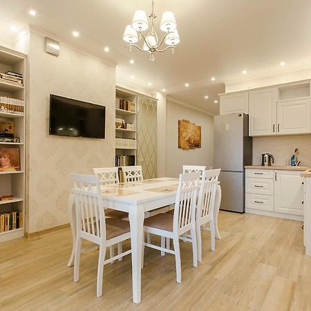 2-Roomed Apartment With Living Room 敖德萨 外观 照片